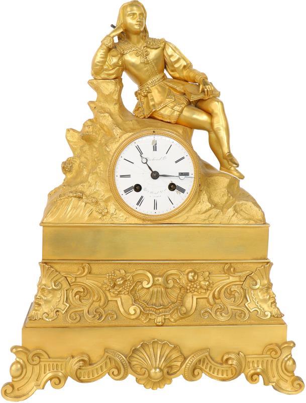 Een vuurvergulde pendule met voorstelling van een schrijvende ridder, geëmaileerde wijzerplaat, touwtjesuurwerk. Frankrijk, 19e eeuw.