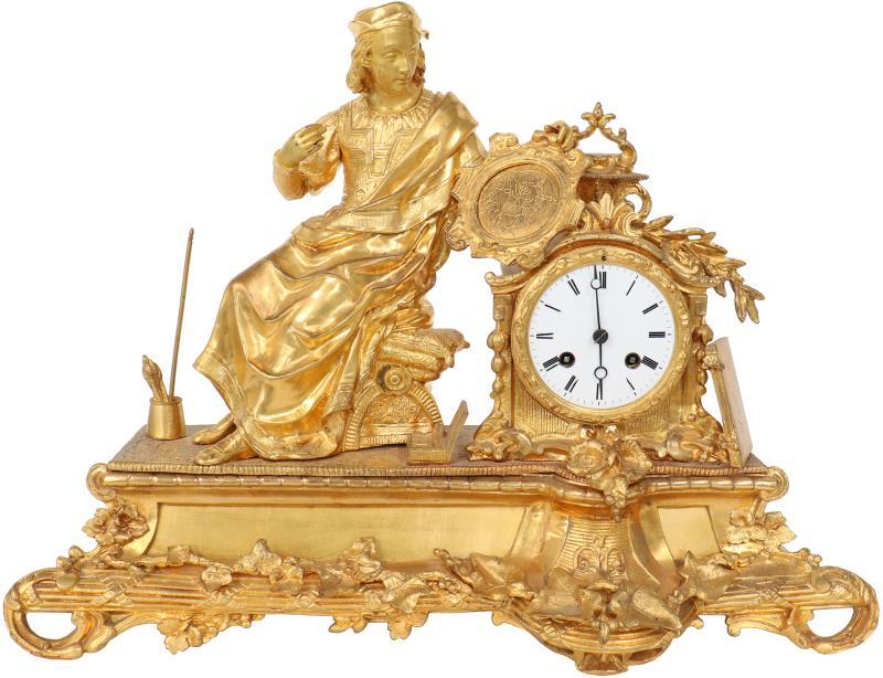 Een vuurvergulde pendule met een voorstelling van een kunstschilder, geëmaileerde wijzerplaat. Frankrijk, 19e eeuw.