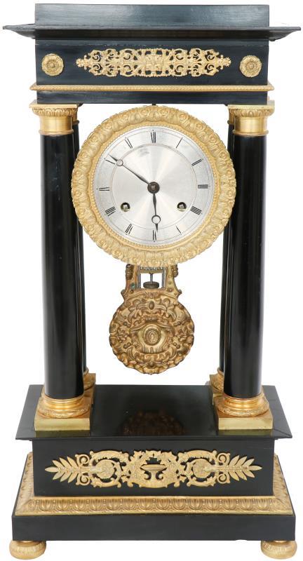 Een empire kolompendule met vuurvergulde ornamenten en compensatieslinger en originele sleutel. Ca. 1840.