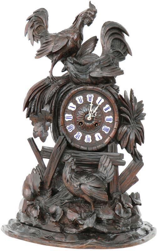 Een gesneden houten pendule met hanen. Schwatzwalder. Black forest, Duitsland, eerste helft 20e eeuw.