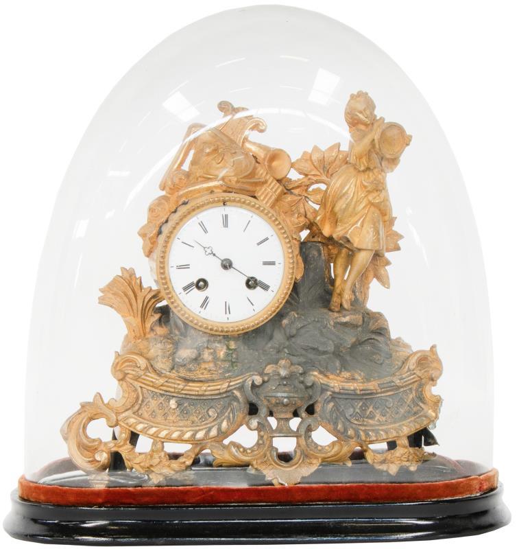 Een vergulde ZAMAC pendule. Met glazen stolp. Frankrijk eind 19e eeuw.