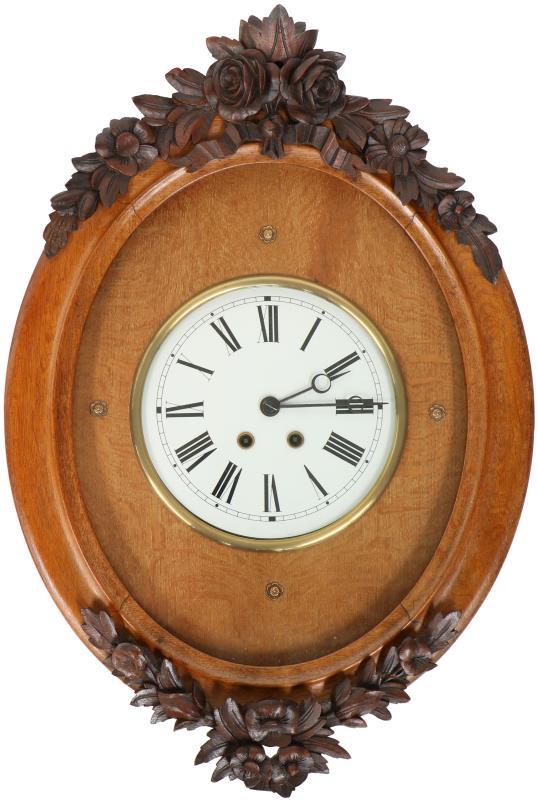 Een Duitse hangklok met Schwarzwalder snijwerk. 19e eeuw.