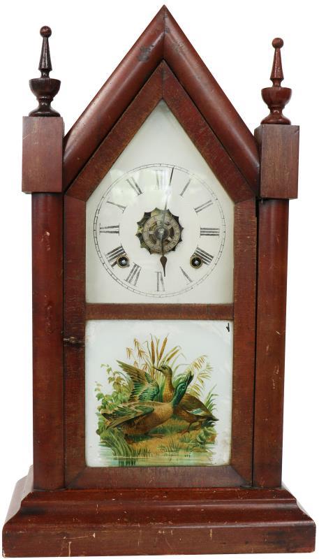 Een Ansonio Clock Co. Gothic Clock. 8 dagen gangreserve met wekker. Een voorstelling van eenden of het front. 