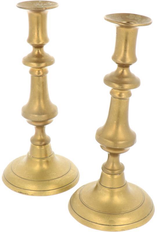 Een set van twee koperen kandelaren. Begin 20e eeuw.