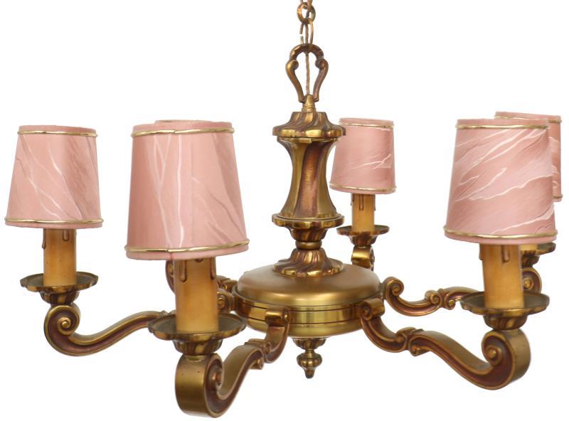 Een zes-armige messing hanglamp met bijbehorende kapjes. 2e helft 20e eeuw.