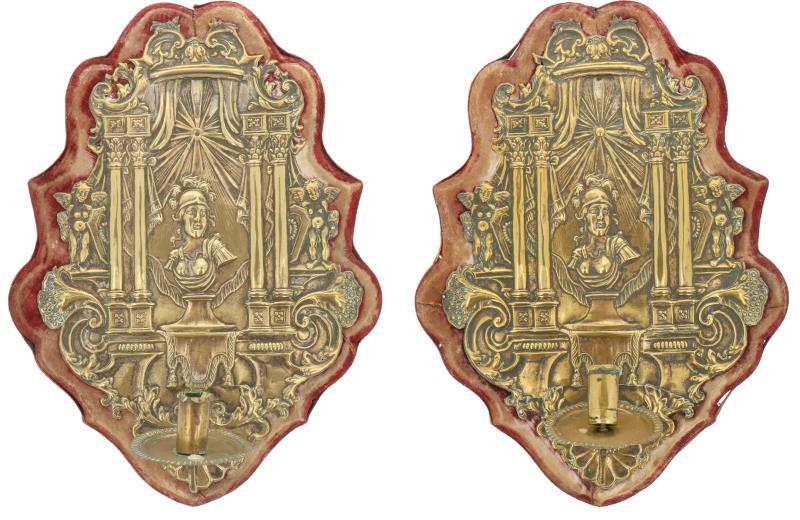 Twee wand appliques met met enkele kandelaar tegen latoenkoperen reliëfs met buste van Minerva. Ca. 1840.