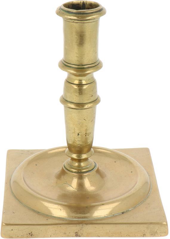 Een koperen kandelaar, ca. 1800 of eerder.