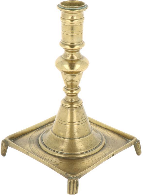 Een bronzen kandelaar. Spanje, eind 18e/ begin 19e eeuw.