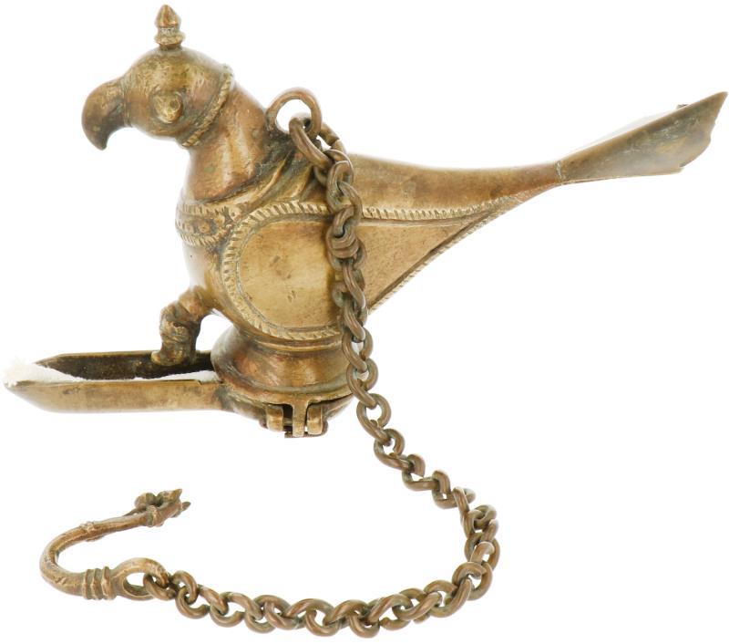 Een bronzen olielamp in de vorm van een roofvogel. Naar antiek voorbeeld.