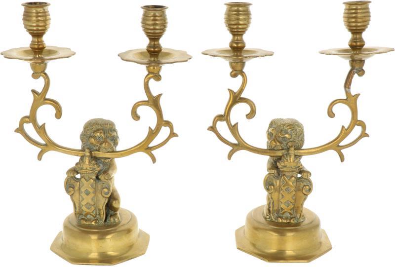 Een stel Amsterdamse bronzen kandelaars. 1e helft 20e eeuw.