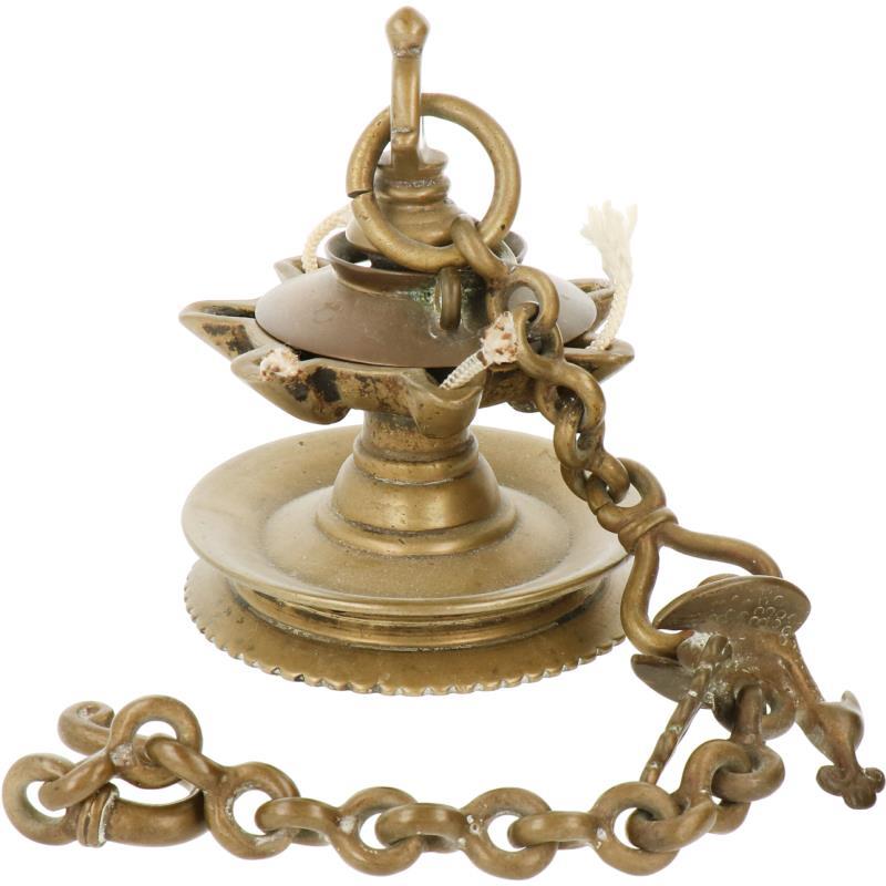 Een bronzen olielamp. Naar antiek voorbeeld.