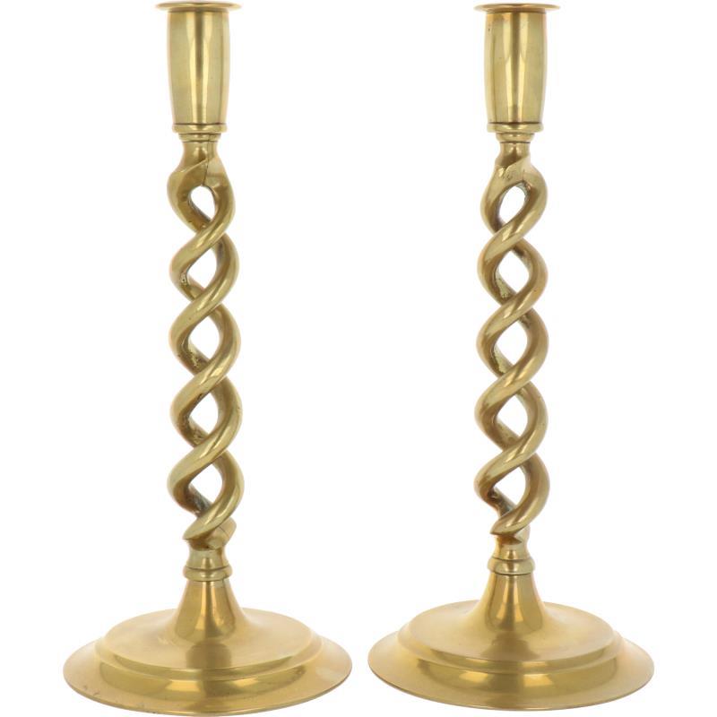 Een stel bronzen zgn "twist"-kandelaren. Engeland ca. 1900.