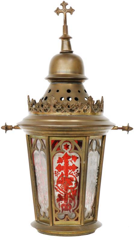 Een processielantaarn met gekleurd glas. 