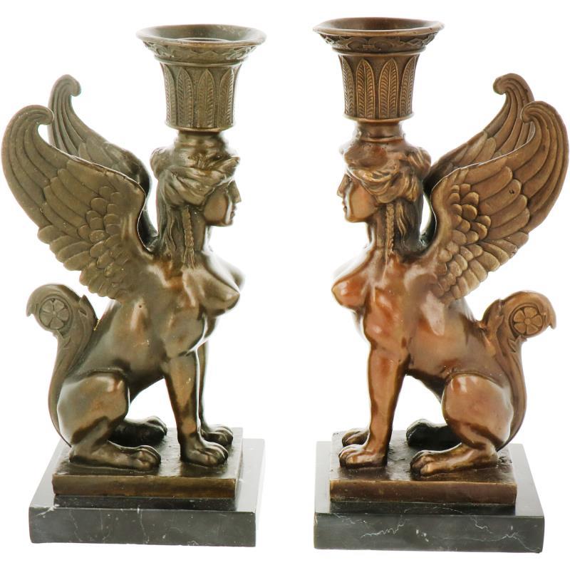 Een set van van twee bronzen kandelaars in de vorm van Sphinxen. Naar antiek voorbeeld. 