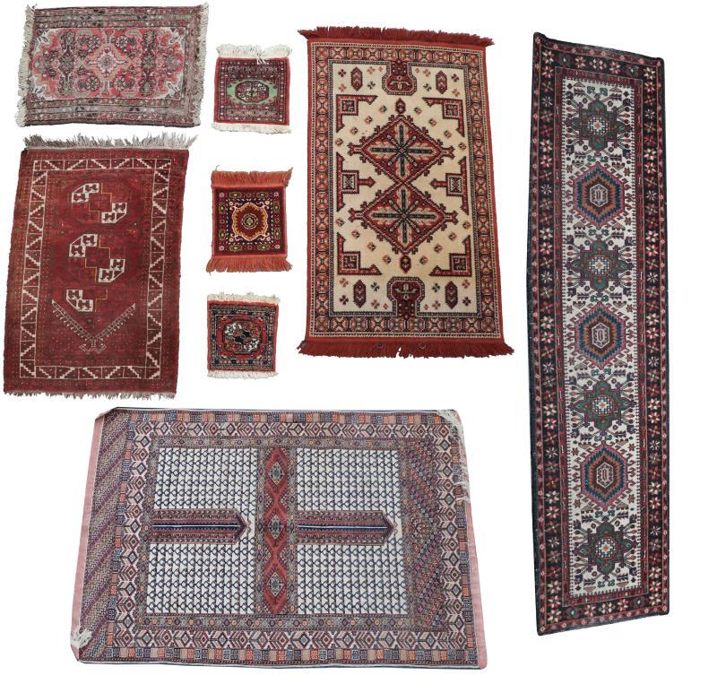Een lot met 7 diverse "Perzische" tapijten en tapijtjes. w.o. een loper en een aantal tafelkleedjes. Daarbij één kapstok kleed.