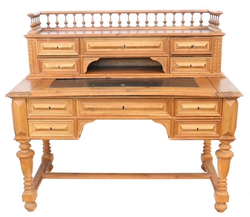 Een grenen bureau. 1e helft 20e eeuw.