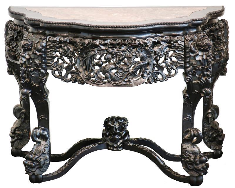 Een koloniale consoletafel met roze marmeren blad. Indonesië, 1e heft 20e eeuw.
