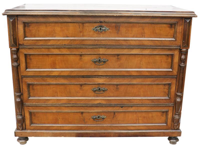 Een grenen en mahonie commode. Frankrijk eind 19e eeuw.