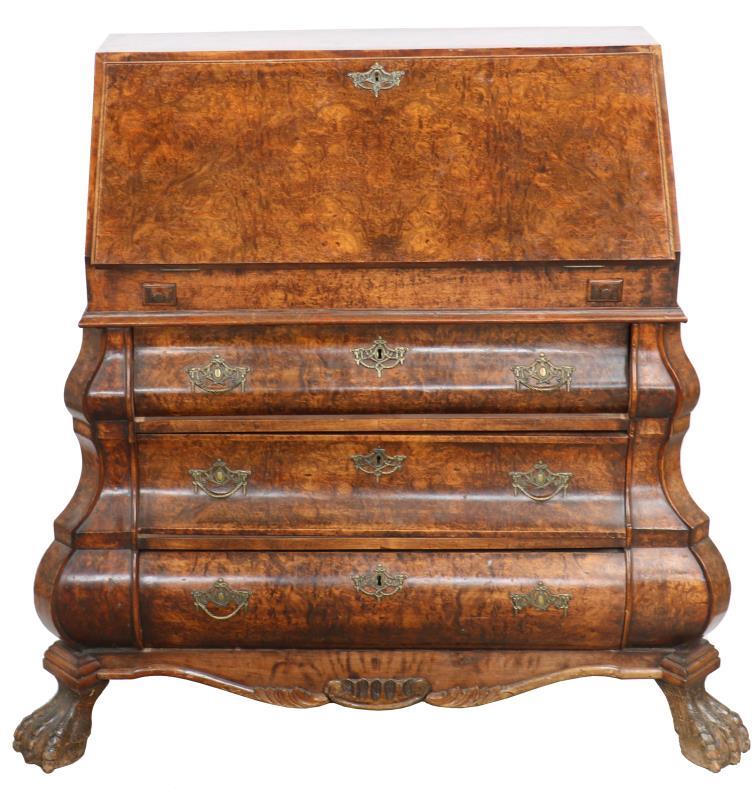 Een wortelnotenhouten gefineerde klepsecretaire. 19e eeuw naar ouder voorbeeld. 