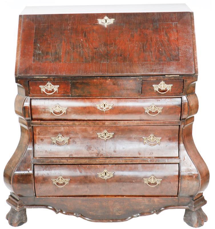 Een mahonie gefineerde klepsecretaire. Holland, 19e eeuw naar ouder voorbeeld. 