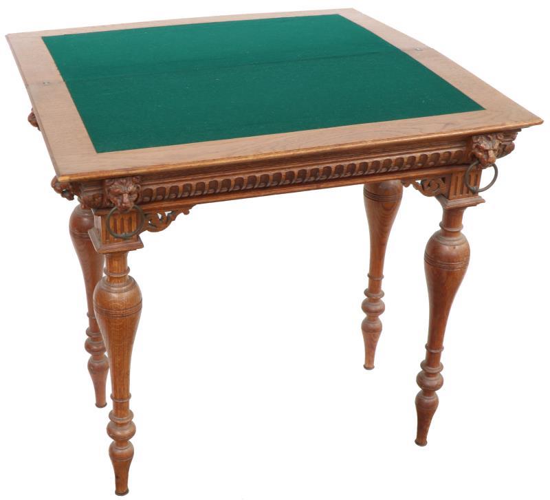 Een eikenhouten Mechelse speeltafel met leeuwenkoppen. België, 19e eeuw.