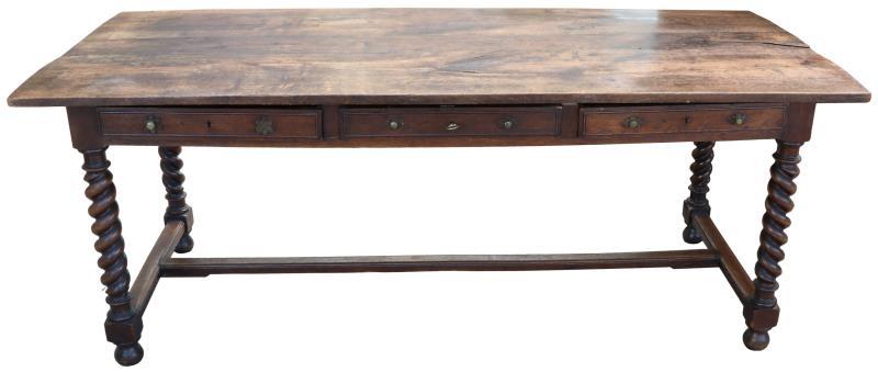 Een antieke eettafel op getorste poten.