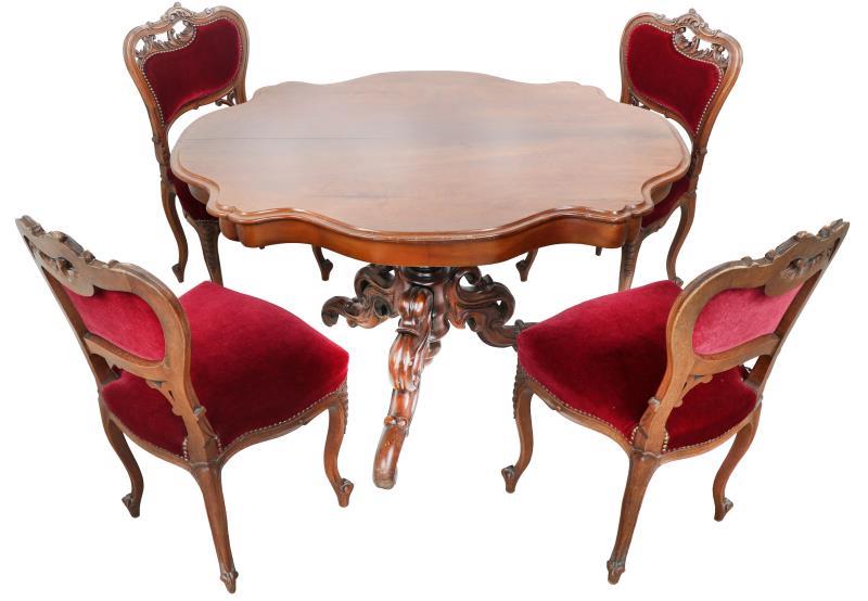 Een biedermeier tafel met vier stoelen in Chippendale-stijl. 19e eeuw en later.