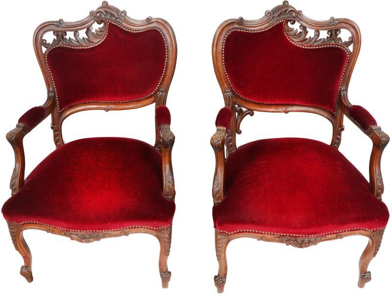 Een set van twee armstoelen in Chippendale-stijl met rode bekleding. 19e eeuw.