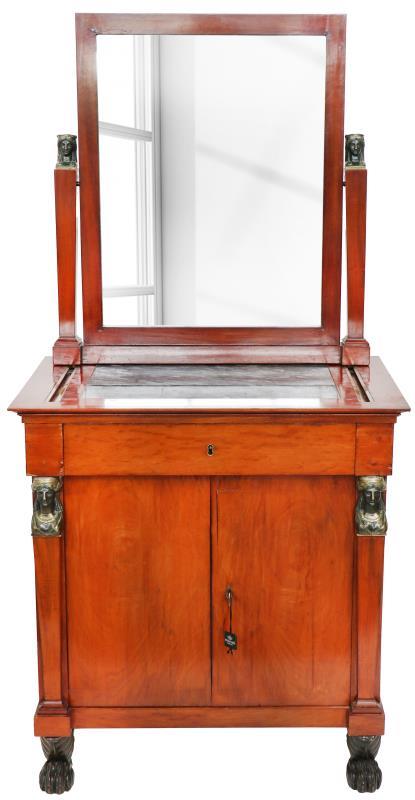 Een mahonie gefineerde Empire kaptafel op bronzen klauwpoten. Frankrijk circa 1860.