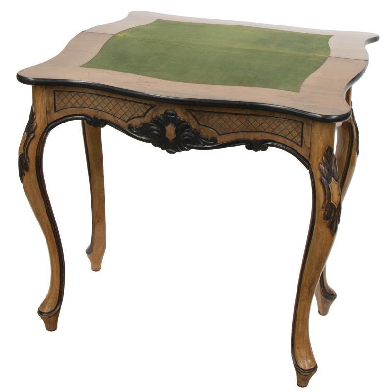 Een noten gefineerde Willem III speeltafel. Holland, 19e eeuw.