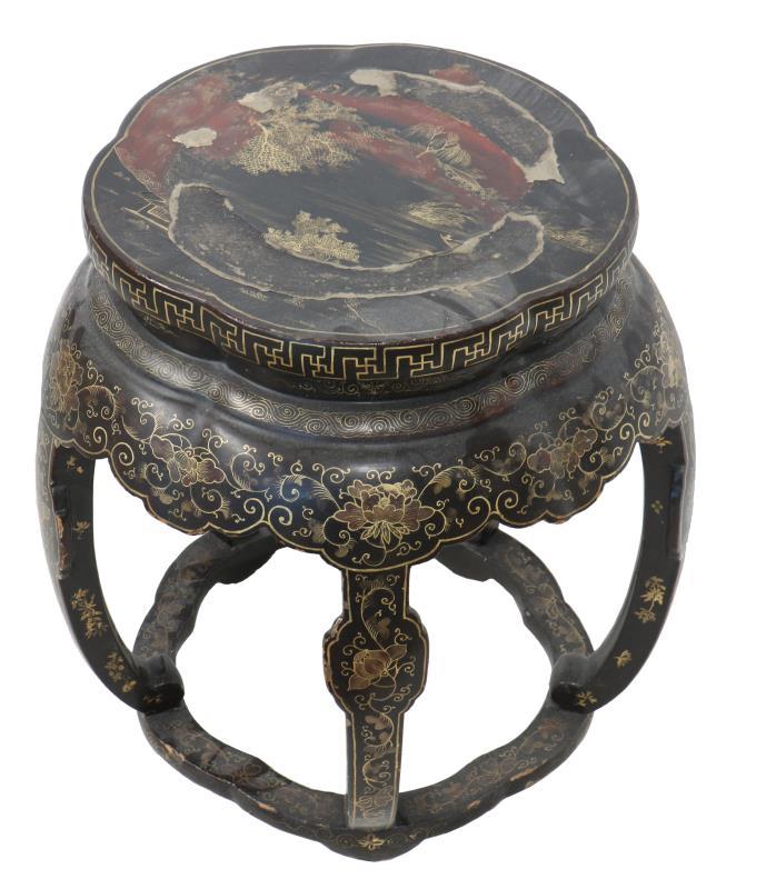 Een houten bijzettafeltje. China, 1e helft 20e eeuw.