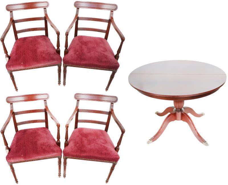 Een set van vier stoelen en een ronde tafel. Regency period stijl, 20e eeuw.
