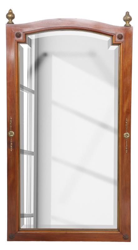 Een tot passpiegel vermaakte kastdeur met geslepen spiegel en toegevoegde messing ornamenten.
