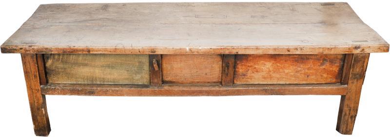 Een tot salontafel vermaakte 18e eeuwse tafel. Één zijlade ontbreekt.