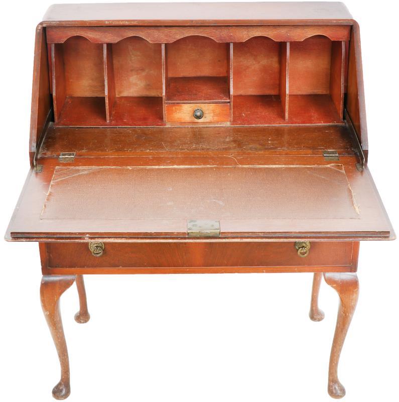 Een gefineerde Queen Ann-stijl klepsecretaire. 