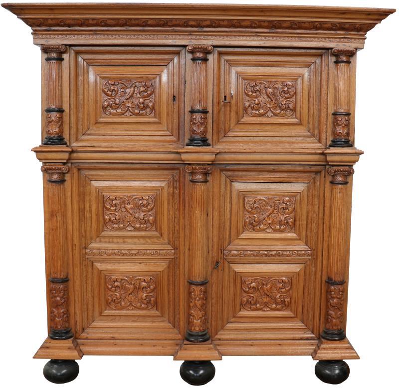 Een bruidskast. Handgestoken panelen. Nederland, 19e eeuw.