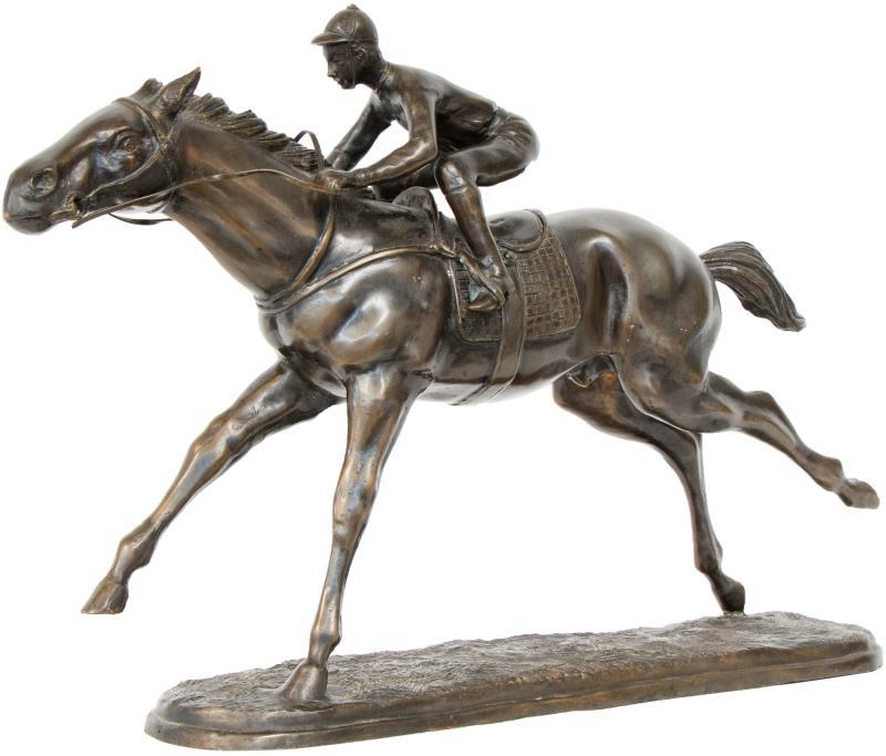 Een bronzen sculptuur in de vorm van een renpaard met ruiter. Eerste helft 20e eeuw.