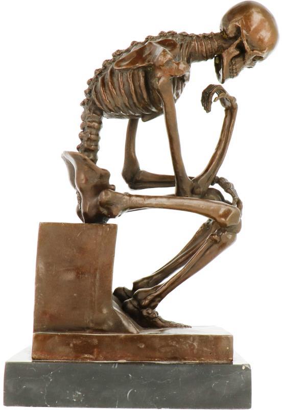 Een bronzen sculptuur geïnspireerd op Rodin (Le Penseur). Laat 20e eeuw.