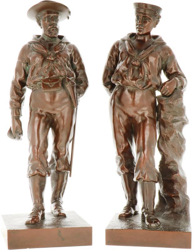 Twee bronzen van Engelse zeelieden in uniform, laat 19e eeuw. Beiden met Elkington&Co. Op de voet. 