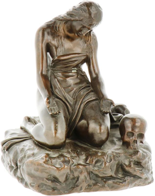 Een "cire perdue"of holgegoten bonzen beeld van een rouwende vrouw, Maria Magdalena met schedel. Geannoteerd "De Braux Fr."