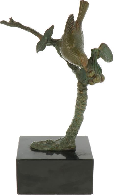 "Hirondelle au cérises". Een groen en bruin gepatineerd bonzen sculptuurtje van een zwaluw op een kersenboomtak naar Irénée Rochard. Gesigneerd in de voet en nogmaals gesigneerd op de sokkel. 
