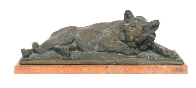 Een bronzen beeld van een liggende jonge leeuw op een marmeren plint. Onduidelijke gesigneerd in de voet. 19e/20e eeuw.