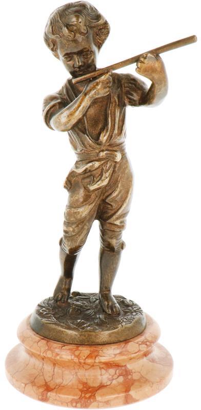 Een bronzen sculptuur van een dwarsfluit spelende jongen op marmeren sokkel. Eind 20e eeuw.