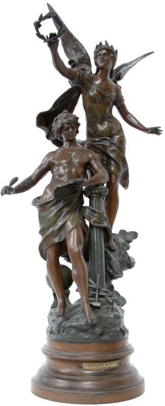Een grote ZAMAC sculptuur "Glorification de Travail" naar Louis August Moreau (1855 - 1919).
