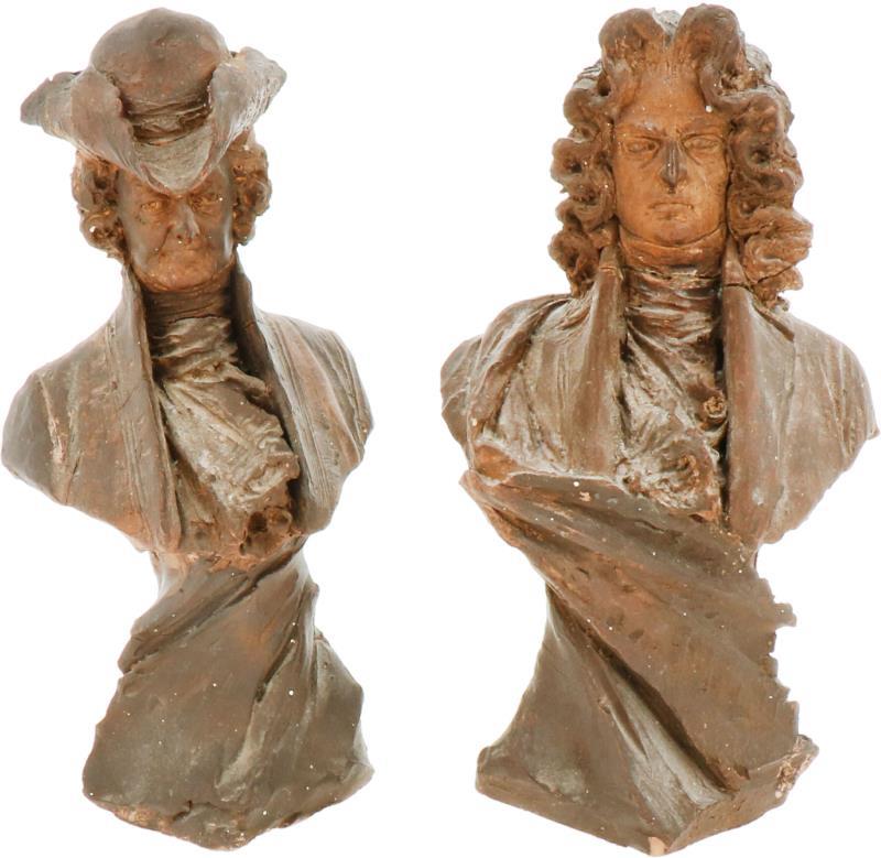 Twee terra-cotta portret bustes van 18e-eeuwse figuren. Eén onduidelijk gesigneerd. De ander ongesigneerd. Frankrijk 19e eeuw.