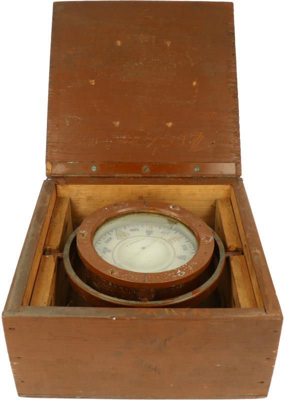 Een scheepskompas in houten kist. Midden 20e eeuw