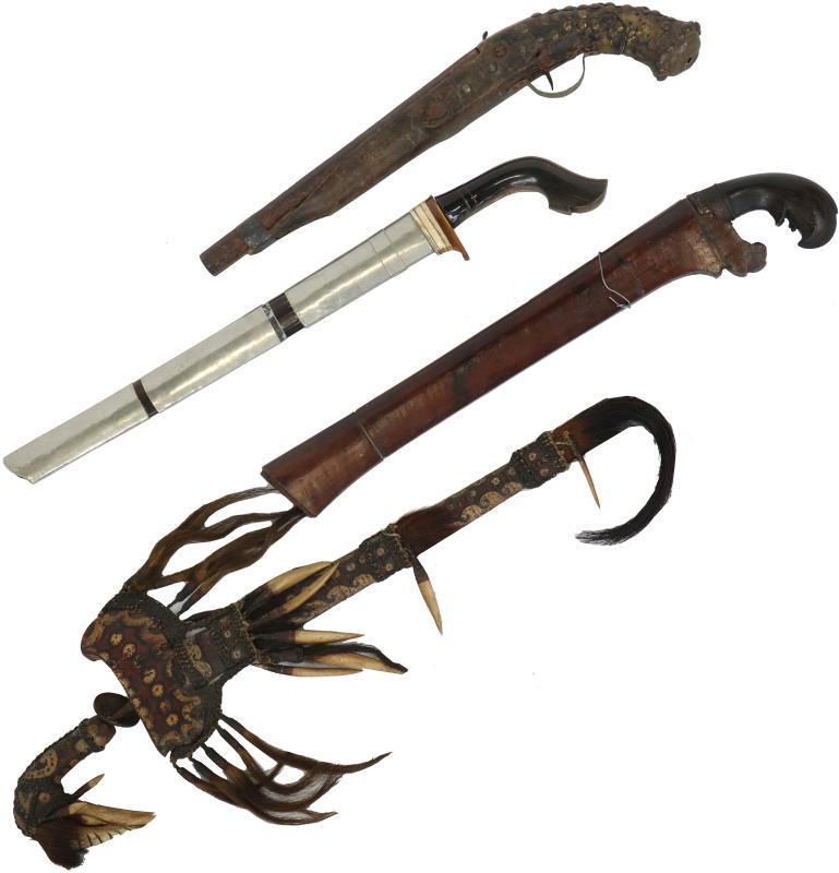 Een lot van drie krissen en een oud pistool. 