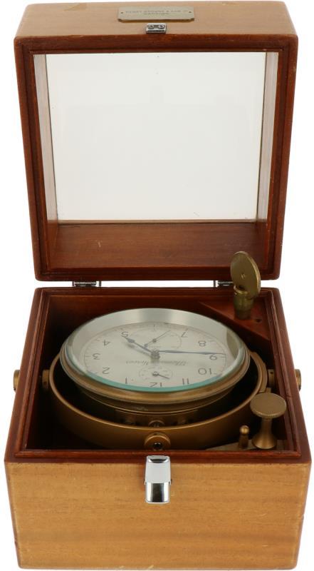 Een scheepschronometer. Adres: Thomas Mercer St. Albans, England. Een messing plaatje met de tekst: Henry Browne & Son Ltd. Barking. Engeland ca. 1950.