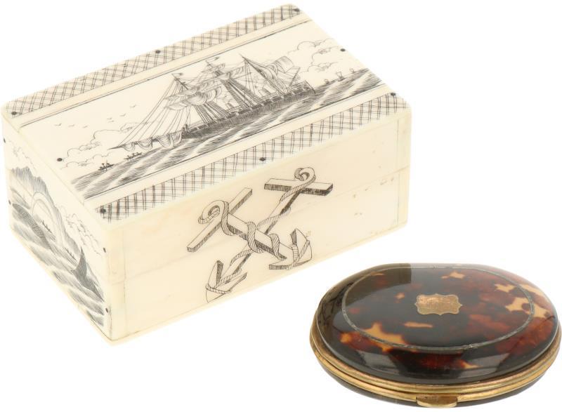 Een benen "scrimshaw"-stijl doosje met niello voorstellingen over de zeevaart en walvisvangst, 20e eeuw. Daarbij een schildpad beursje met kleine beschadigingen.