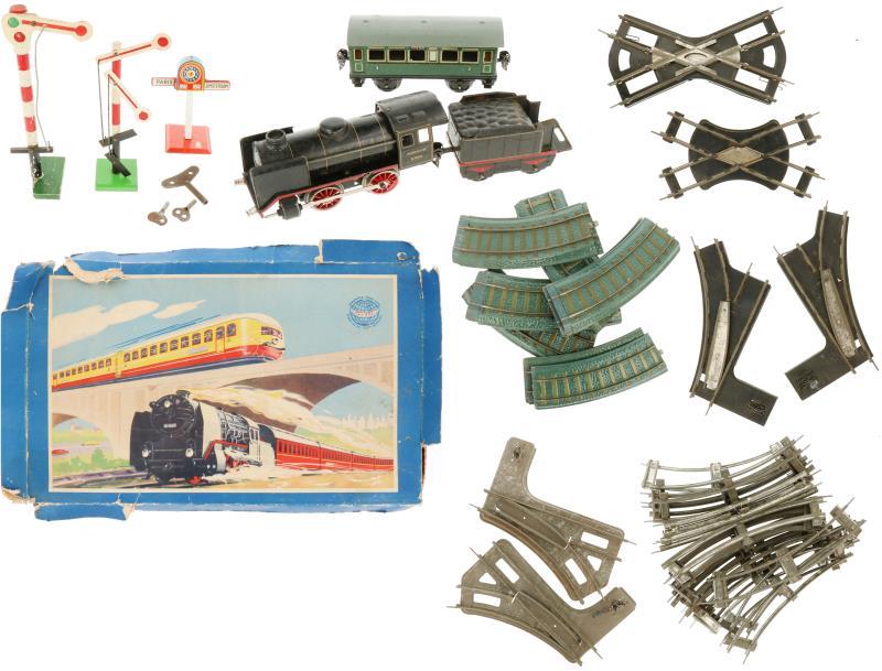 Een groot kavel met een Märklin trein, doos diverse soorten rails, wissels en toebehoren. Met daarbij nog een grote hoeveelheid extra rails. 